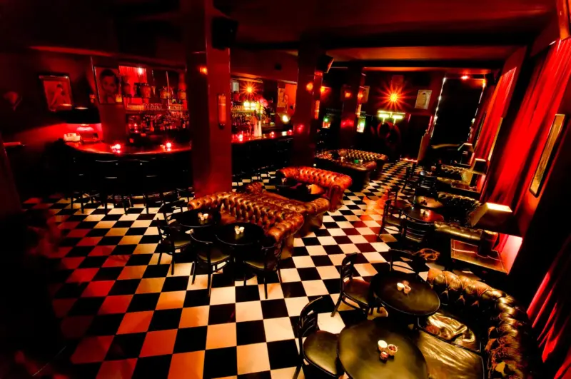 Salle du club du China, sol en damier et lumière rouge