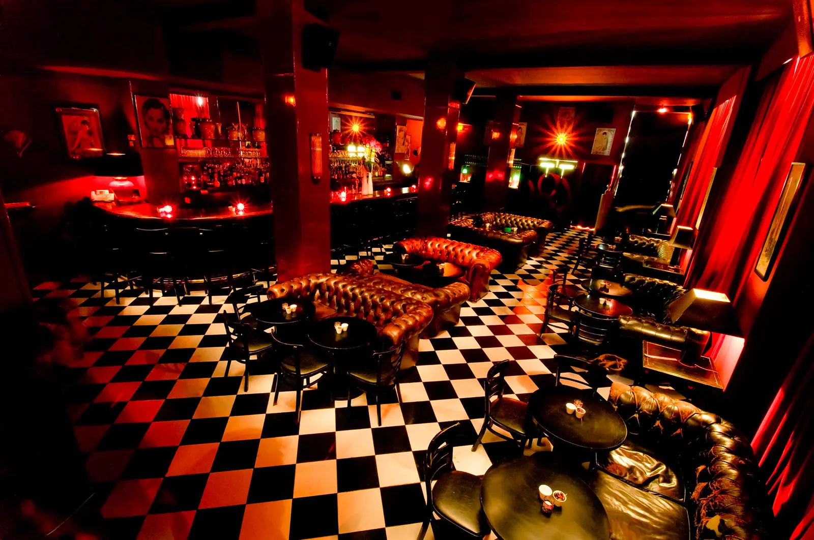 Salle du club du China, sol en damier et lumière rouge
